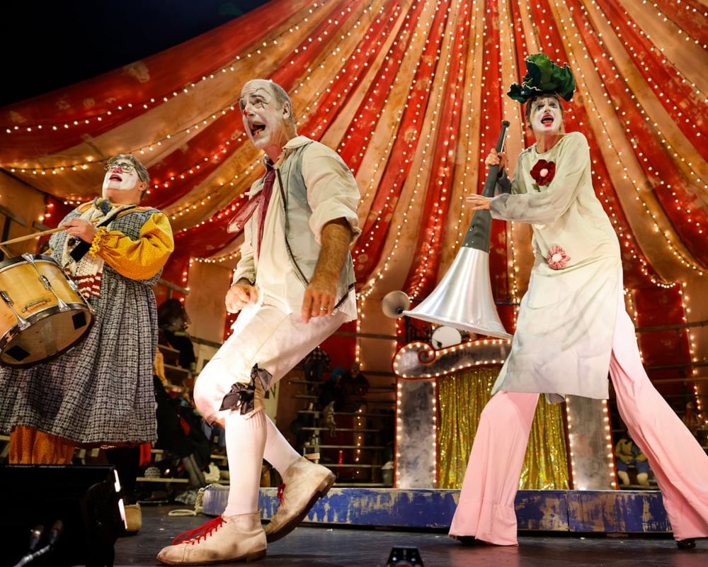 Clown Show review, after 250 years, the American dream explodes over one anarchic night