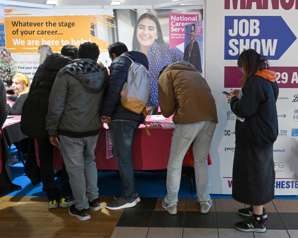 Youth unemployment in UK falls below 1 million