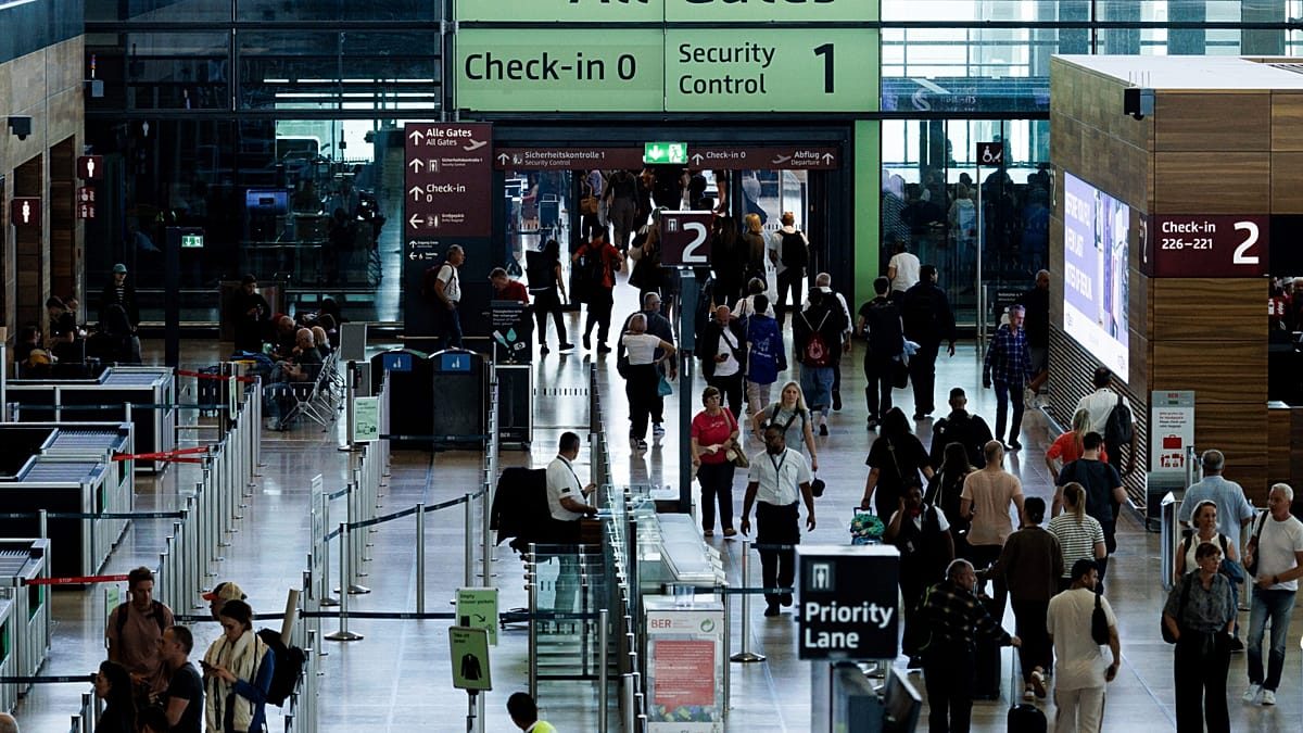 EU lawmakers strengthen air passenger rights from 2027
