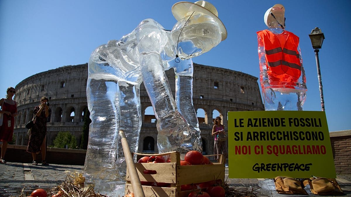 Italy: melting ice statues protest heatwave conditions in Rome