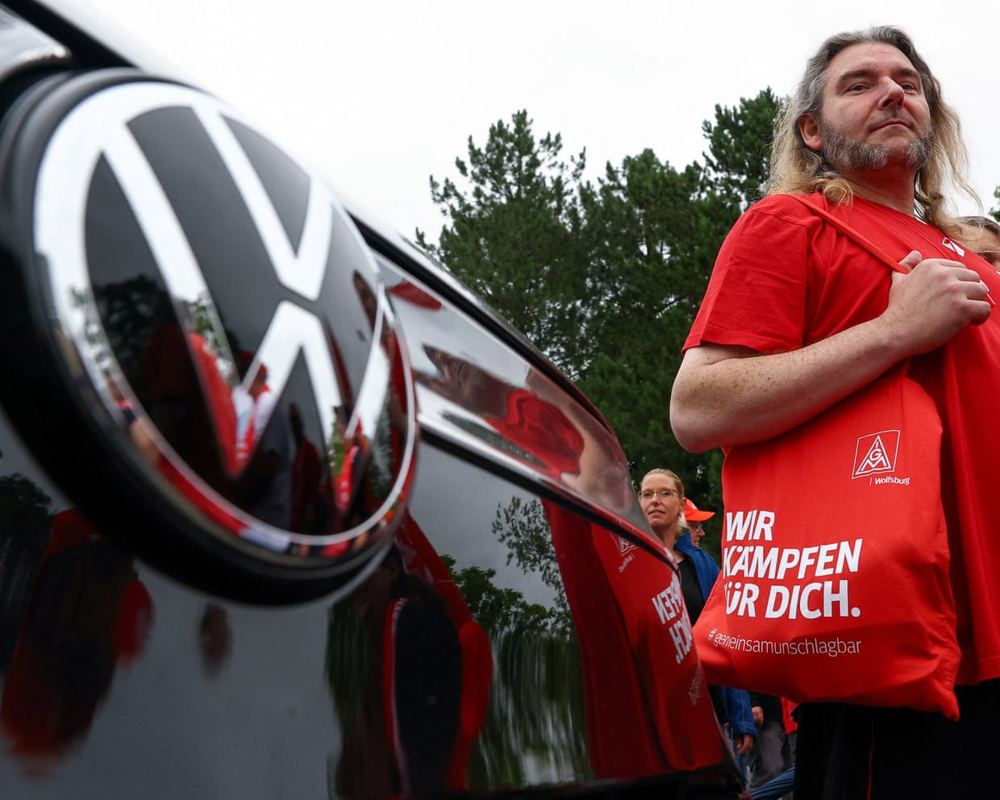 VW profit drops on China slump, 100,000 job cuts loom