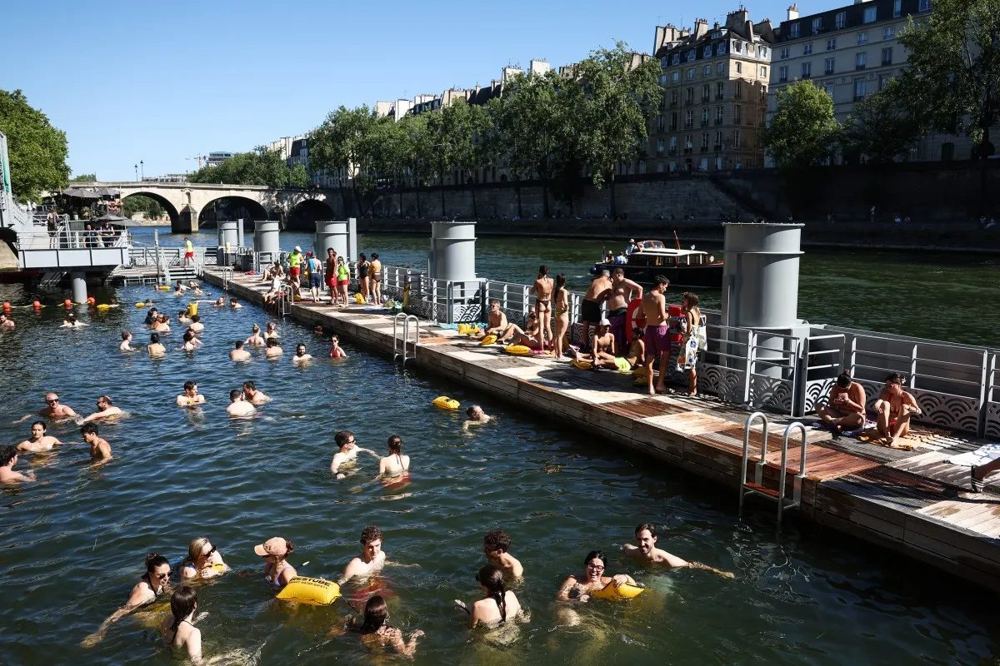Paris closes Seine swimming sites after illegal heating oil discharge