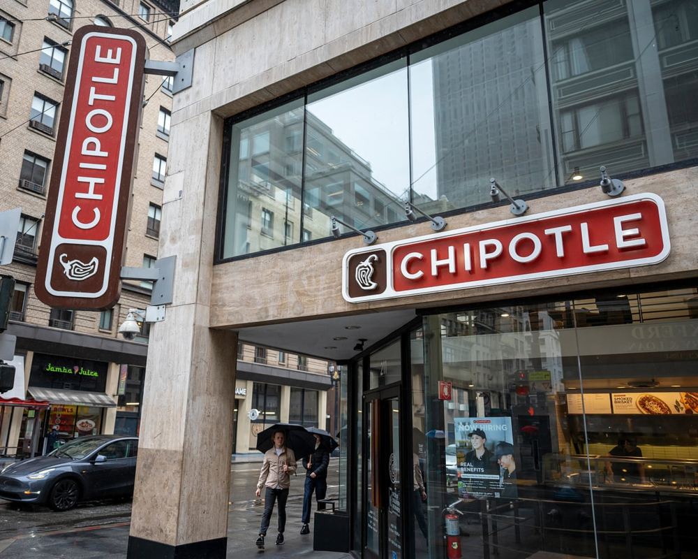 Chipotle takes Tex-Mex to Mexico in test for global expansion