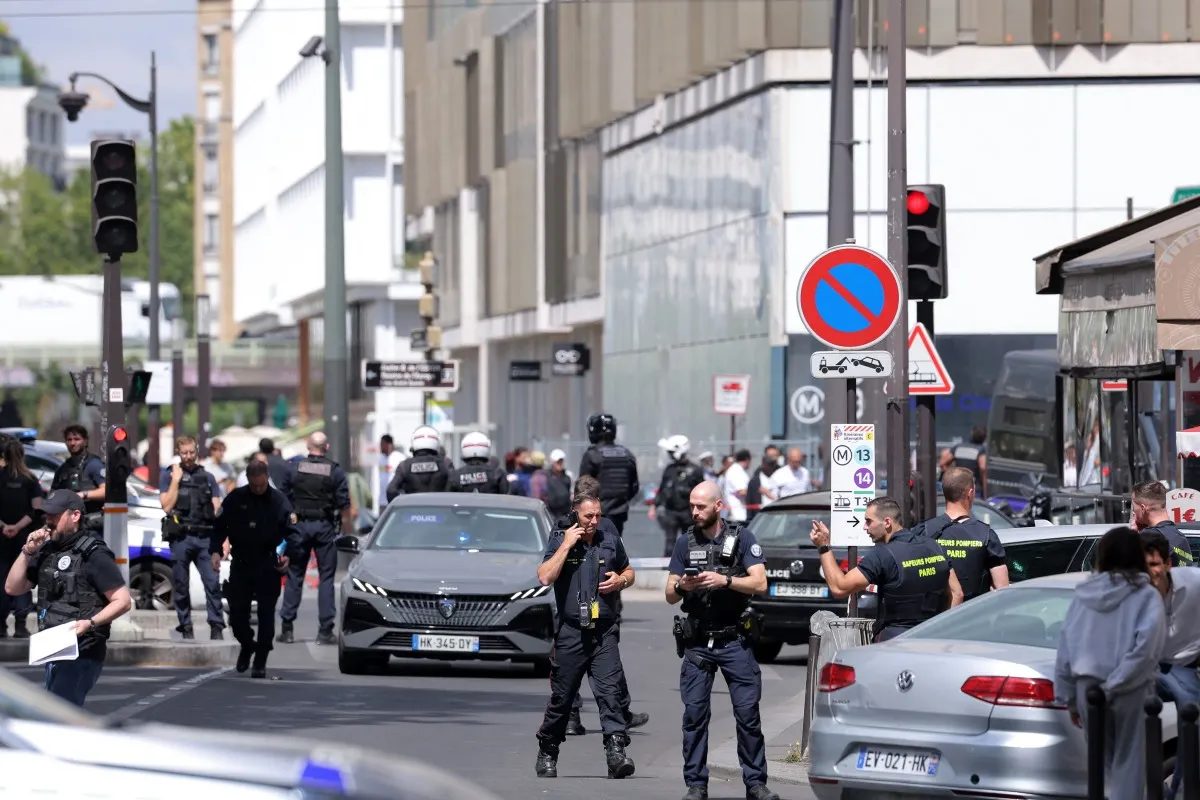 Man arrested for Paris knife attack transferred to psych unit