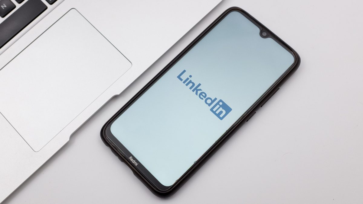 LinkedIn adds reporting button to tackle AI-generated content